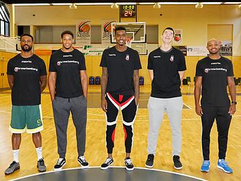 Vor der ersten Trainingseinheit am Nachmittag hatten die Neuzugänge (v. l.) Bryce Taylor, Augustine Rubit, Quincy Miller, Luka Mitrovic und Ricky Hickman noch ein breites Grinsen im Gesicht.