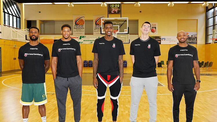 Vor der ersten Trainingseinheit am Nachmittag hatten die Neuzugänge (v. l.) Bryce Taylor, Augustine Rubit, Quincy Miller, Luka Mitrovic und Ricky Hickman noch ein breites Grinsen im Gesicht.