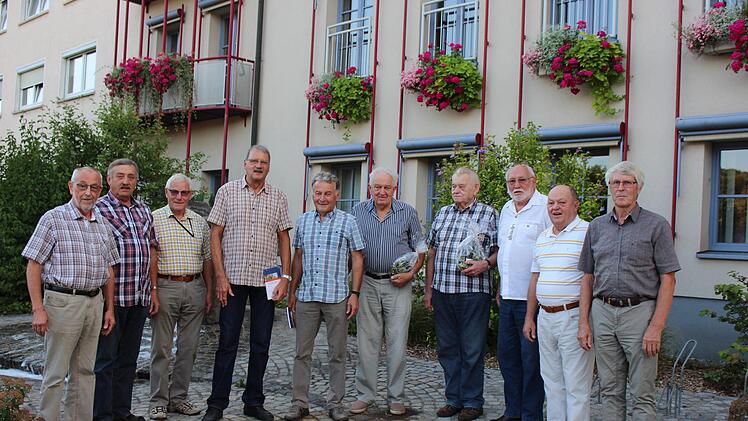 Unser Foto zeig alle aktiven und passiven Feldgeschworenen in Wildflecken (von links): Obmann Walter Vorndran, Christian Breitenbach, Karl Heinz Schumm, Paul Gundelach, Gerhard Kleinheinz, Walter Höhl, Lothar Wuttke, Alfred Kleinhenz, Alfons Kirchner und Hermann Türk. Sebastian Schmitt