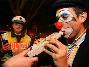 An Fasching geht es häufig mal heftiger zu - ein couragierter Passant hat am Sonntag in Würzburg der Polizei geholfen und wird nun gesucht. Symbolfoto: Patrick Seeger/dpa