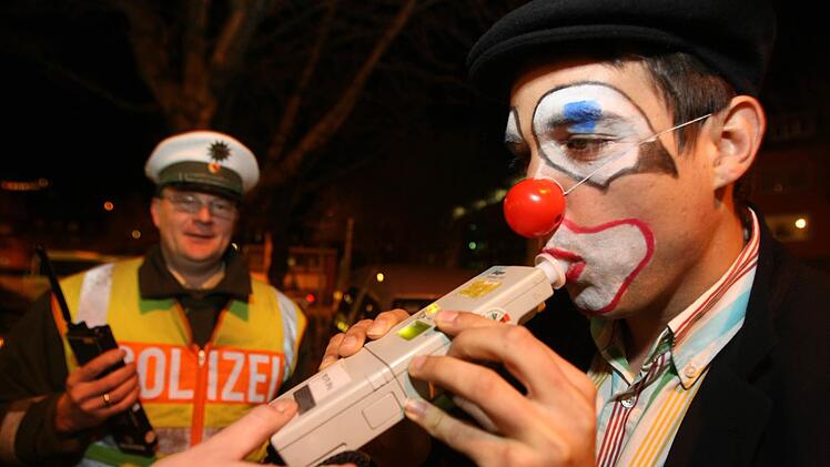 An Fasching geht es häufig mal heftiger zu - ein couragierter Passant hat am Sonntag in Würzburg der Polizei geholfen und wird nun gesucht. Symbolfoto: Patrick Seeger/dpa