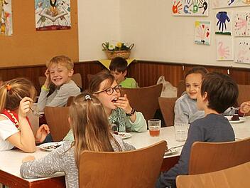 Zum Angebot gehört neben der Hausaufgabenbetreuung und der Freizeitgestaltung auch ein Mittagessen. Dabei ist unser Bild entstanden.