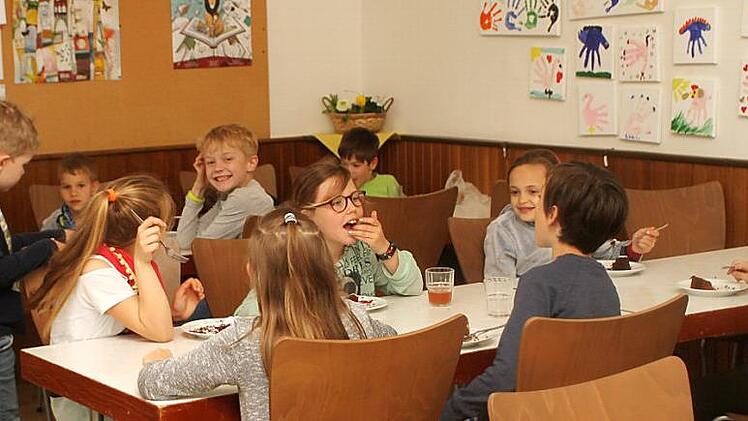 Zum Angebot gehört neben der Hausaufgabenbetreuung und der Freizeitgestaltung auch ein Mittagessen. Dabei ist unser Bild entstanden.