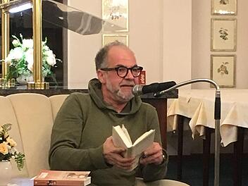 Marek Erhardt ließ in seiner Lesung die Reime seines Großvaters  im Rosenhof wieder aufleben. Foto: Thomas Ahnert