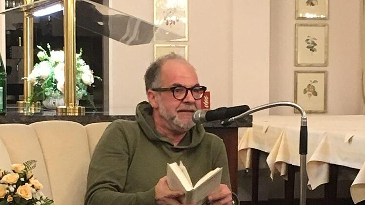 Marek Erhardt ließ in seiner Lesung die Reime seines Großvaters  im Rosenhof wieder aufleben. Foto: Thomas Ahnert