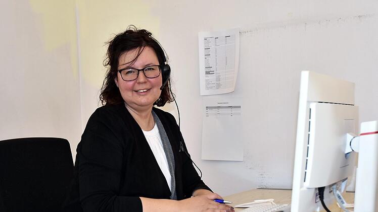 Melanie Geisel hilft im Gesundheitsamt; sie ist für die Verwaltung des Testzentrums Wonfurt verantwortlich.
