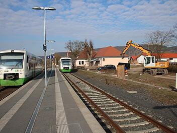 Während sich am Bahnhof Elfershausen die Züge aus Gräfendorf und Bad Kissingen begegnen, wird neben der Strecke gebaut.