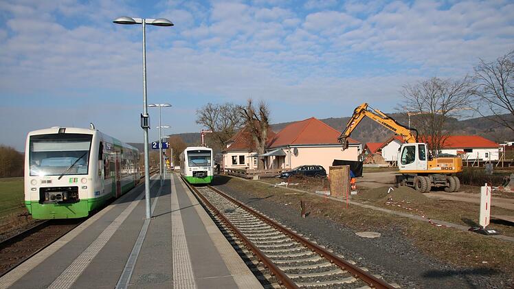 Während sich am Bahnhof Elfershausen die Züge aus Gräfendorf und Bad Kissingen begegnen, wird neben der Strecke gebaut.