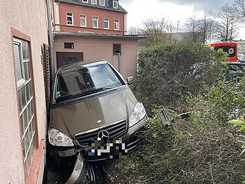 Rentner kommt von Bremse ab und fährt versehentlich in Hecke Rentner kommt von Bremse ab und fährt versehentlich in Hecke