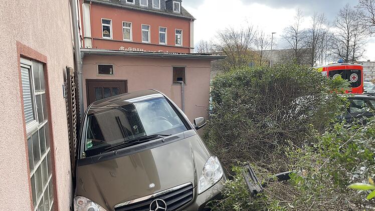 Rentner kommt von Bremse ab und fährt versehentlich in Hecke