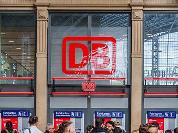 Reisende im Hauptbahnhof