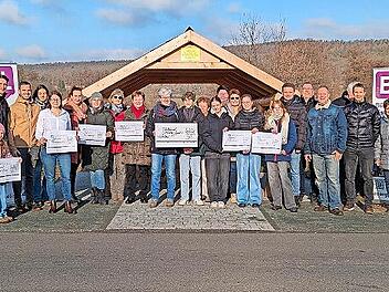 Gruppenfoto der Spenden&uuml;bergabe.