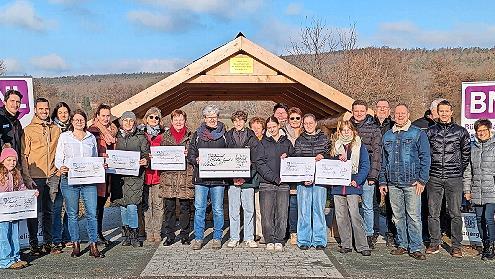 Gruppenfoto der Spenden&uuml;bergabe.