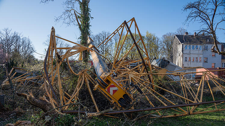 50 Meter Baukran st&uuml;rzt um &ndash; zwei Arbeiter in Kanzel &uuml;berstehen Ungl&uuml;ck wie durch ein Wunder unverletzt