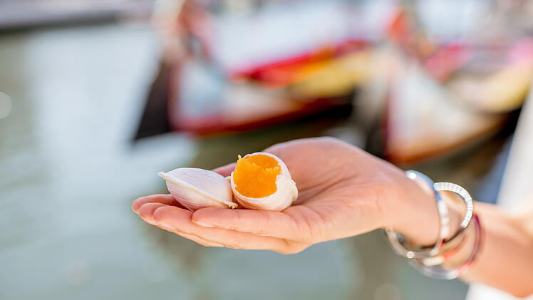 Urlaub in Portugal: Ovos Moles Spezialit&auml;t vor Kanal in Aveiro