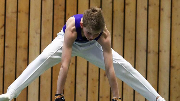 Fabio Ziegler (TV Bad Brückenau) am Reck. Foto: Dill