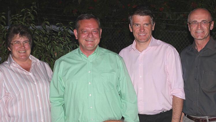 Rede und Antwort standen (von links) CSU-Ortsvorsitzende Gabi Rögner, MdL Manfred Ländner, CSU-Kreisvorsitzender Steffen Vogel und Landratskandidat Wilhelm Schneider. Vorne sitzend CSU-Urgestein Otto Einwag. Foto: Günther Geiling