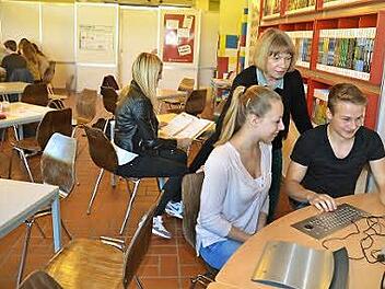 Das BIZ-Mobil bietet vielseitige Informationen über Berufe, Ausbildungsmöglichkeiten, Ausbildungsverlauf und offene Ausbildungsplätze. Paul Thiele und Paula Kremer surfen im Internet und Berufsberaterin Lydia Trebes steht für Fragen zur Verfügung.  Foto: Karl-Heinz Hofmann