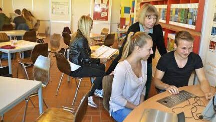 Das BIZ-Mobil bietet vielseitige Informationen über Berufe, Ausbildungsmöglichkeiten, Ausbildungsverlauf und offene Ausbildungsplätze. Paul Thiele und Paula Kremer surfen im Internet und Berufsberaterin Lydia Trebes steht für Fragen zur Verfügung.  Foto: Karl-Heinz Hofmann