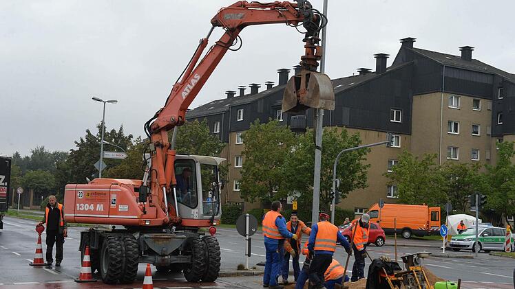 Da muss ein neuer her: Der alte kombinierte Ampel- und Laternenmast am Berliner Ring in Bamberg wurde umgefahren. Foto: Ronald Rinklef