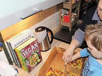 Max hilft seiner Mutter Cathleen Fröhlich gerne beim Vorbereiten. Bis eine Pizza belegt ist, muss viel Gemüse geschnippelt werden.  Foto: Sarah Dann