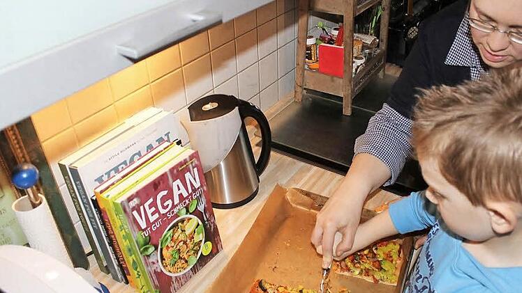 Max hilft seiner Mutter Cathleen Fröhlich gerne beim Vorbereiten. Bis eine Pizza belegt ist, muss viel Gemüse geschnippelt werden.  Foto: Sarah Dann