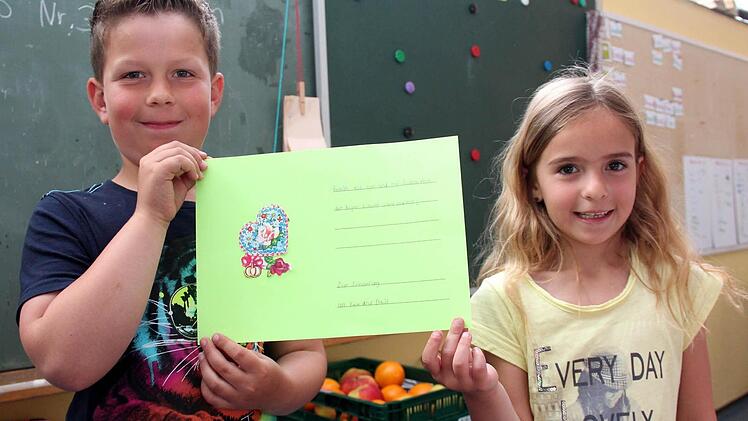 Enie schrieb einen Spruch und David klebte das Albumbild dazu.