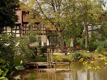 Viel Grün kennzeichnet die Mitte Pettstadts mit dem Dorfweiher, im Hinterrund der Gutshof Andres.  Fotos: Günther Geiling