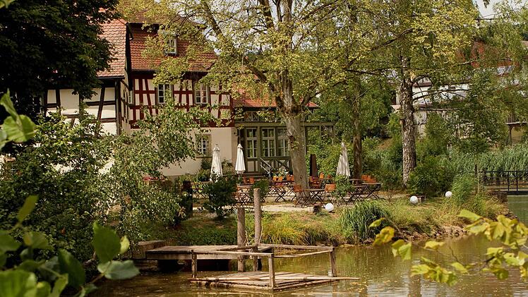 Viel Grün kennzeichnet die Mitte Pettstadts mit dem Dorfweiher, im Hinterrund der Gutshof Andres.  Fotos: Günther Geiling