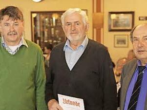 Roland Schmitt (l.) und Erich Strauß (r.) ernennen Heinrich Link zum Ehrenmitglied.  Foto: Franz Galster