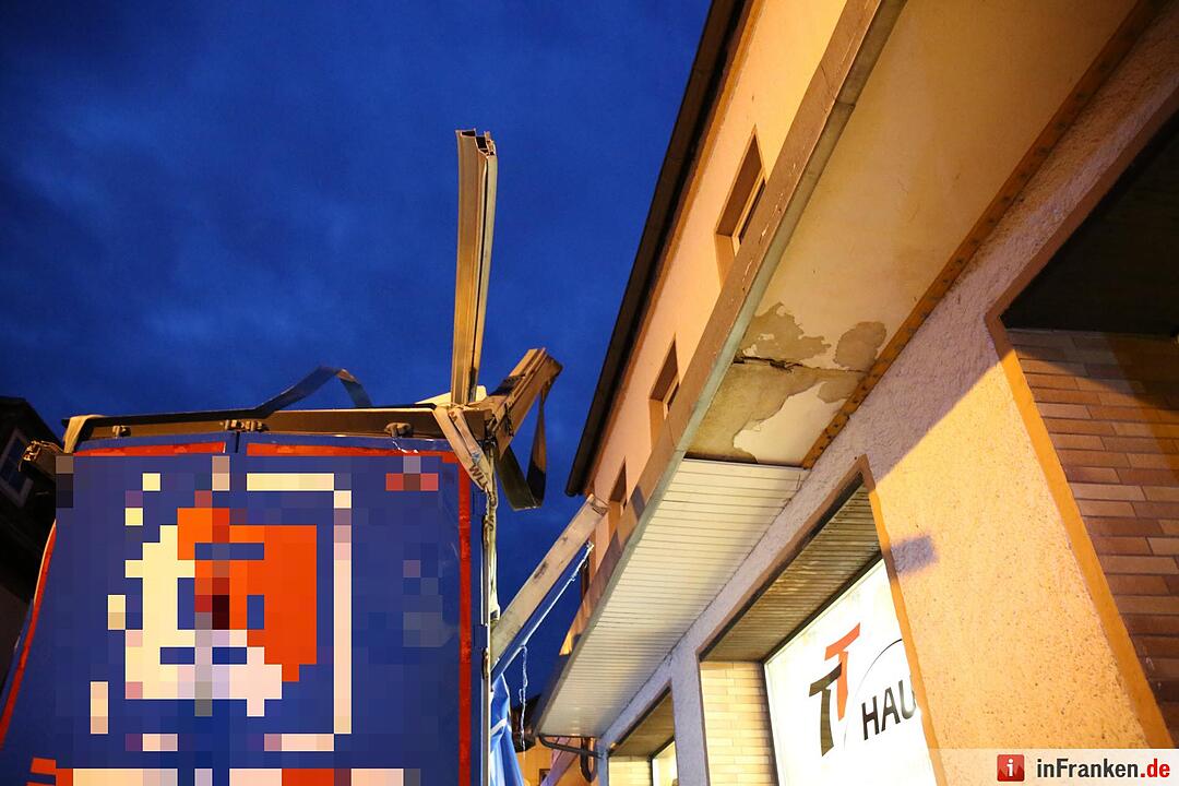 Lkw bleibt in Gefrees an Vordach hängen