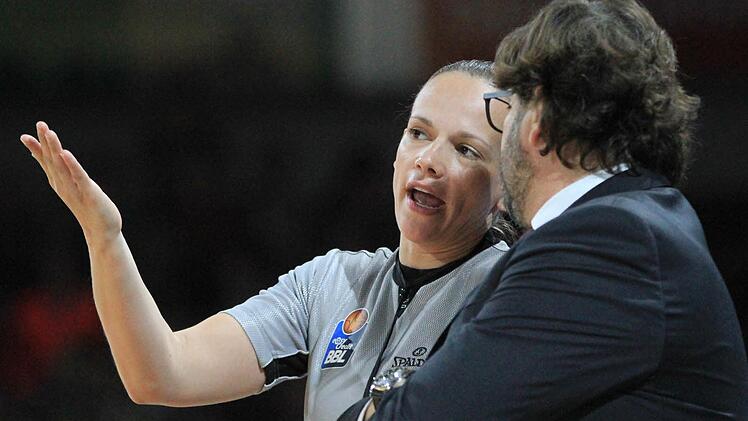 Anne Panther im Gespräch mit Bambergs Trainer Andrea Trinchieri. Foto: Bertram Wagner