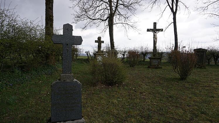 Friedhof Reußendorf: Grabsteine erinnern an den ehemaligen Ort Reußendorf und den Silberhof.  Foto: Marion Eckert