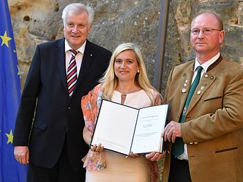 Rudolf Bock (rechts) erhielt das Ehrenzeichen des Ministerpräsidenten. Unser Bild zeigt ihn mit Horst Seehofer und Umweltministerin Melanie Huml. Foto: Ronald Rinklek