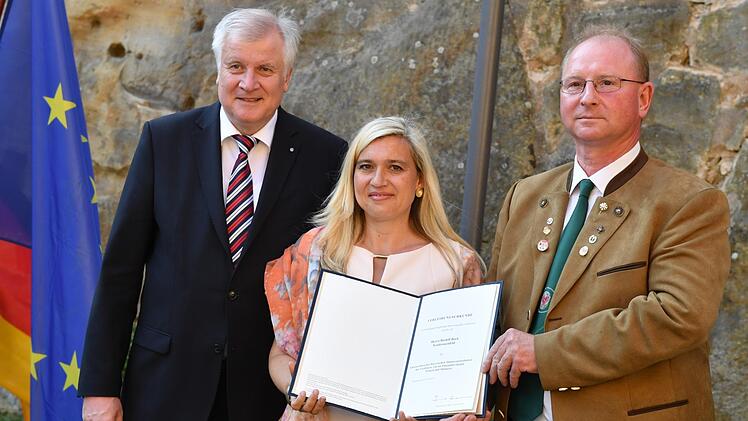 Rudolf Bock (rechts) erhielt das Ehrenzeichen des Ministerpräsidenten. Unser Bild zeigt ihn mit Horst Seehofer und Umweltministerin Melanie Huml. Foto: Ronald Rinklek