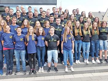 Dreimal gut: die Meistermannschaften beim Empfang am Rathaus  Foto: Annette Gropp