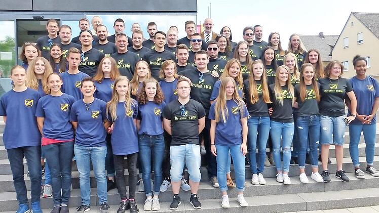 Dreimal gut: die Meistermannschaften beim Empfang am Rathaus  Foto: Annette Gropp