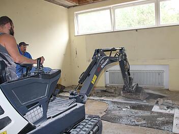 Alles wird getrennt: Der Recyclinghof Koob (auf dem Minibagger Junior-Chef Johannes Koob) ist für den Rückbau der ehemaligen Schmeilsdorfer Schule zuständig. Foto: Jürgen Gärtner