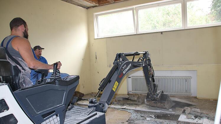 Alles wird getrennt: Der Recyclinghof Koob (auf dem Minibagger Junior-Chef Johannes Koob) ist für den Rückbau der ehemaligen Schmeilsdorfer Schule zuständig. Foto: Jürgen Gärtner
