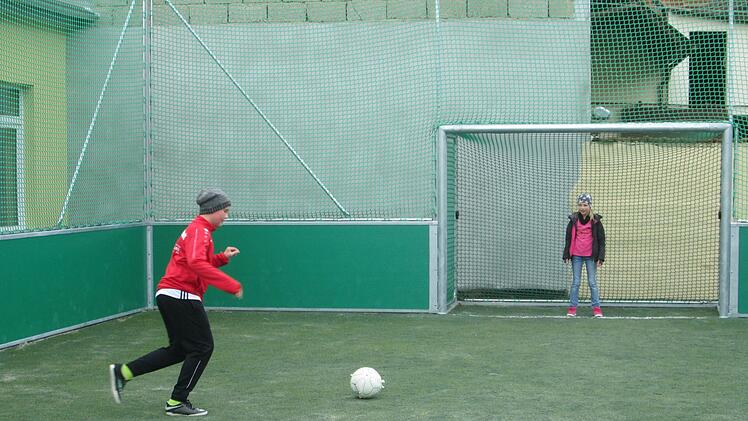 Erste Begeisterte testen das Ballspielfeld bereits vor Ort.  Foto: Winfried Ehling