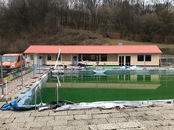 Das Mehrzweckgebäude am Schwimmbad in Weißenbrunn macht große Fortschritte. An gleicher Stelle wurde im September das bisherige Gebäude abgerissen und wird vom Verein der Schwimmbadfreunde mit moderner neuer Einrichtung sowie Sanitäranlagen, Kiosk, Geräteraum usw. ersetzt. Foto: Karl-Heinz Hofmann