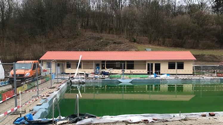 Das Mehrzweckgebäude am Schwimmbad in Weißenbrunn macht große Fortschritte. An gleicher Stelle wurde im September das bisherige Gebäude abgerissen und wird vom Verein der Schwimmbadfreunde mit moderner neuer Einrichtung sowie Sanitäranlagen, Kiosk, Geräteraum usw. ersetzt. Foto: Karl-Heinz Hofmann