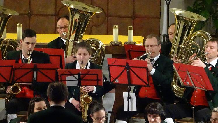 Mit dem Marsch "Alpenwelt" eröffnete die Jugendblaskapelle Großwenkheim schwungvoll ihr alljährliches Weihnachtskonzert. Nicht alljährlich waren allerdings der Ort in der Kirche Maria Bildhausen und der Termin am 2. Advent. Christine Geiling