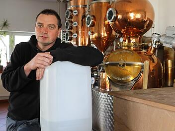 Falls Desinfektionsmittel knapp wird: In seiner Edelbrennerei hat Johannes Haas noch hochprozentigen Alkohol auf Lager.  Foto: Barbara Herbst