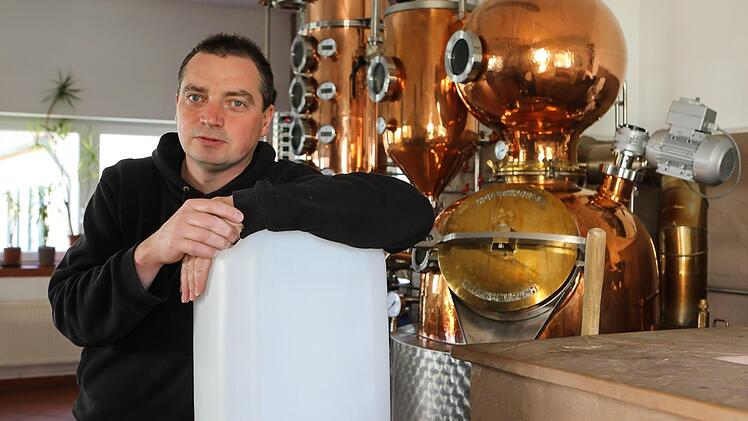 Falls Desinfektionsmittel knapp wird: In seiner Edelbrennerei hat Johannes Haas noch hochprozentigen Alkohol auf Lager.  Foto: Barbara Herbst