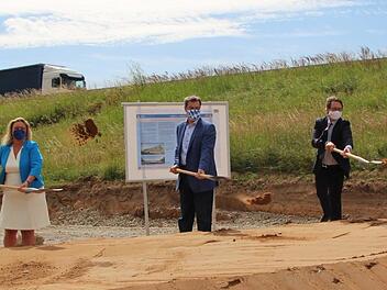 Landesverkehrsministerin Kerstin Schreyer, Ministerpräsident Markus Söder und Verkehrsminister Andreas Scheuer beim ersten Spatenstich zum Ausbau der A3. Foto: Niklas Schmitt