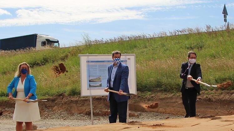 Landesverkehrsministerin Kerstin Schreyer, Ministerpräsident Markus Söder und Verkehrsminister Andreas Scheuer beim ersten Spatenstich zum Ausbau der A3. Foto: Niklas Schmitt