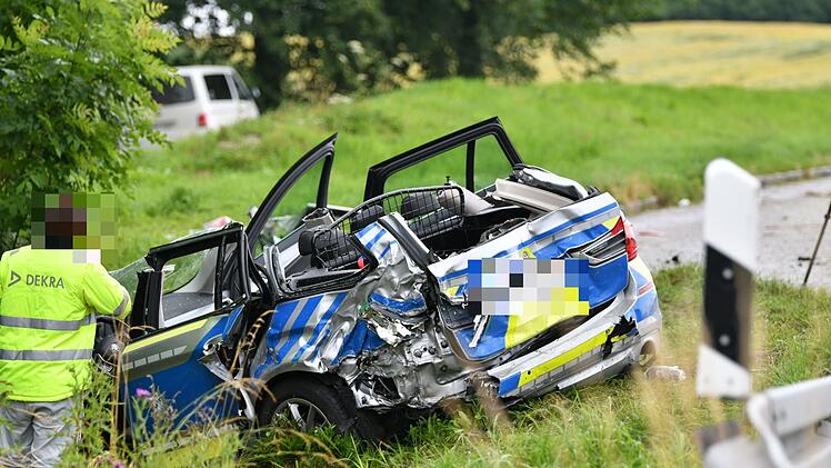 Drei Schwerverletzte bei Unfall mit Streifenwagen auf der A6