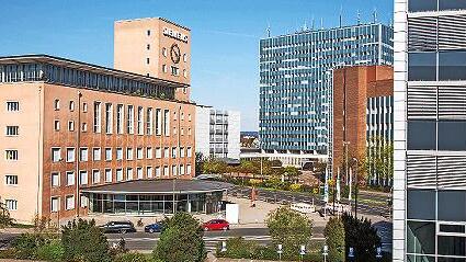 Der Himbeerpalast mit dem ehemaligen Siemens-Schriftzug steht in Erlangen.