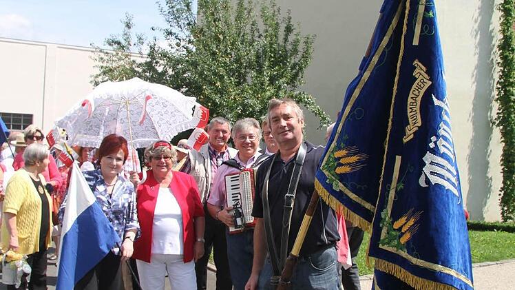 Uli Wagner von der Mönchshof hielt auch in diesem Jahr beim Seniorengregori die Fahne hoch und führte den Festzug an - schon zum achtne Mal jährte sich die Veranstaltung, die alljährlich der Seniorenbeirat initiiert.